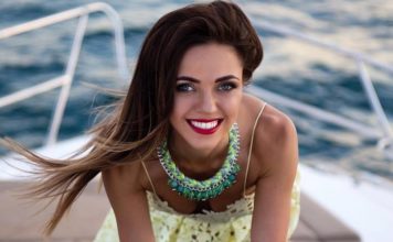 Вика из группы «НеАнгелы» позировала в соблазнительном наряде