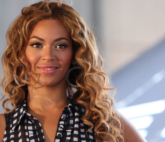 Бейонсе похвасталась пышными формами в ультракоротких шортах