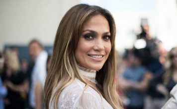 Дженнифер Лопес показала подтянутую фигуру в облегающем костюме