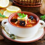 Солянка сборная с колбасой: классика с оливковым оттенком