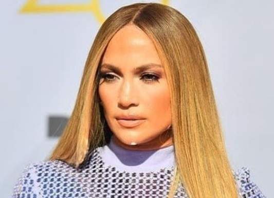 Джей Ло захопила фігурою в відвертій сукні