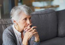 Что делать, если пожилой родственник стал подозрительным и недоверчивым пожилой родственник